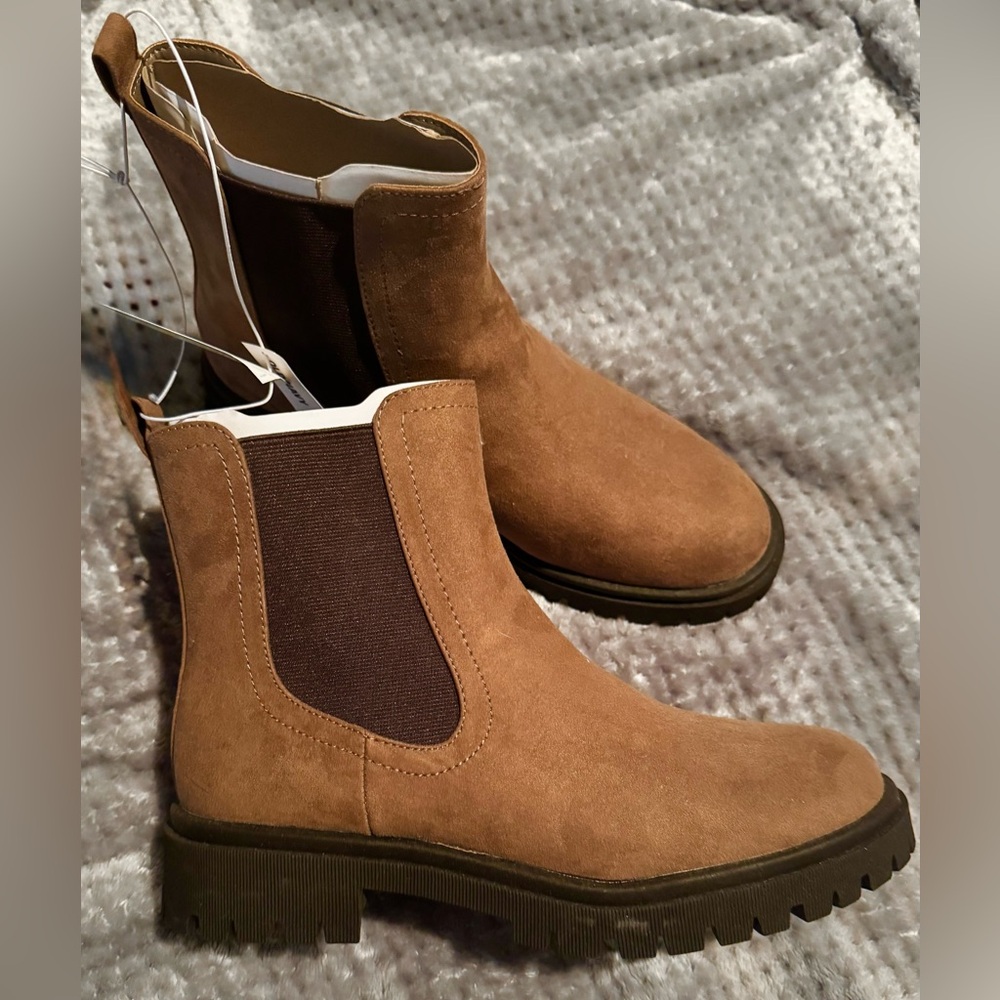 Old Navy Chelsea Light Brown Boots